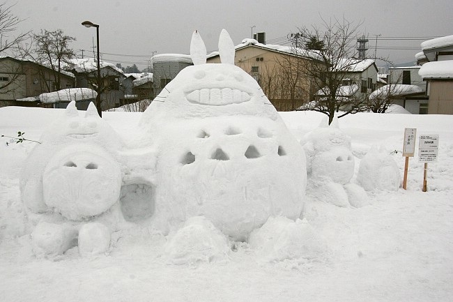 Yokote-city-snow-statues-Totoros